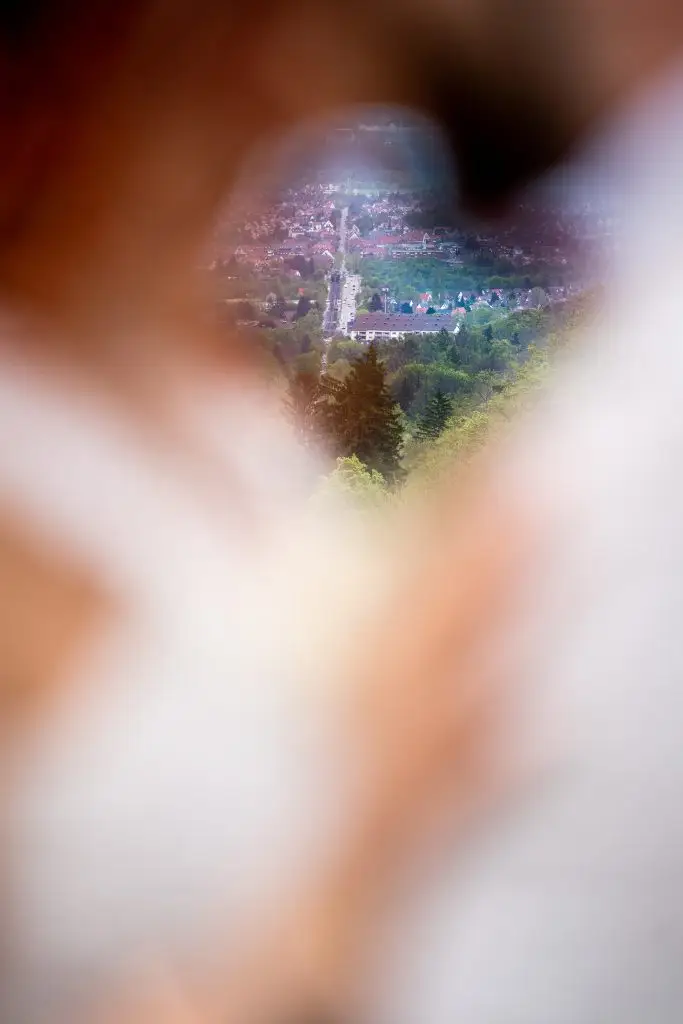 Kuss auf dem Schloss Solitude. Im Hintergrund ist die Solitude-Allee zu sehen.