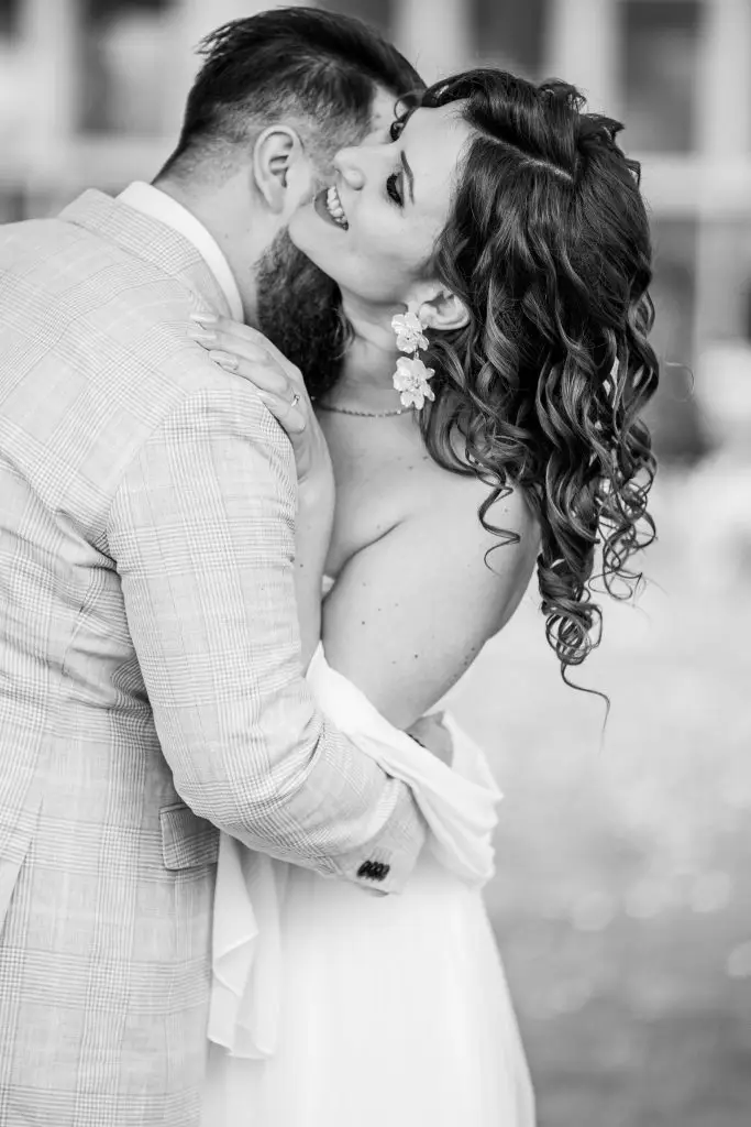 Braut und Bräutigam werden romantisch - schwarzweiß.